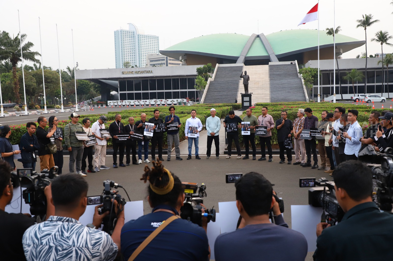 Doa Bersama untuk Lima Jurnalis dan Tiga Kru Kapal yang Hilang di Selat Sunda