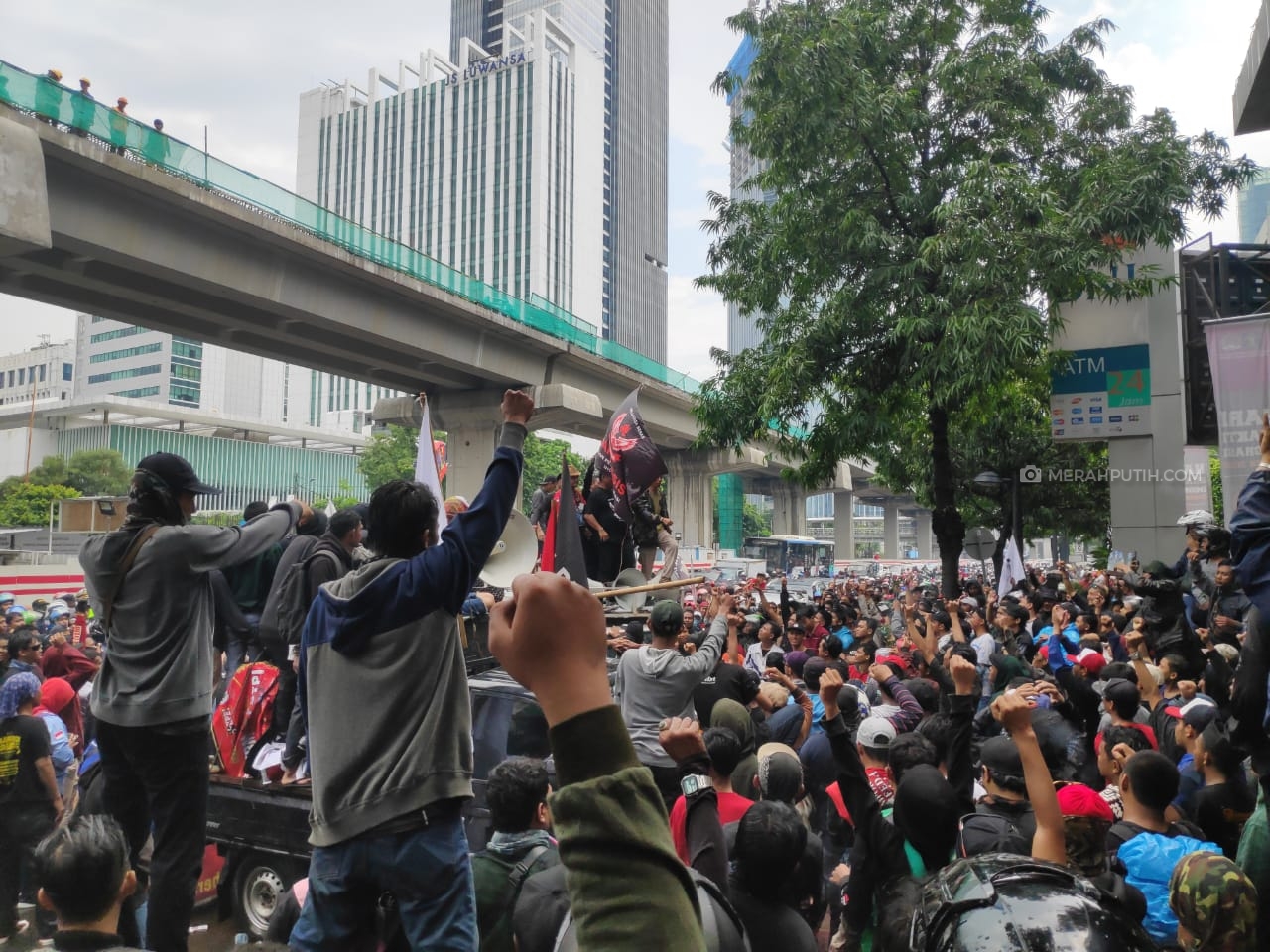 Ratusan warga Priok, Jakarta Utara, melakukan aksi demonstrasi di depan Kantor Kementerian Hukum dan HAM (Kemenkumham) Kuningan. Foto: MP/Ponco
