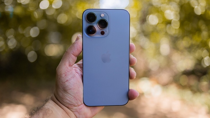 Apple Akan Kurangi Produksi iPhone dan AirPods, Ada Apa?