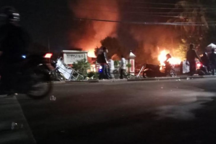 Kantor Polsek Ciracas dibakar massa pada Rabu (12/12) dinihari. (Ant/Ist)