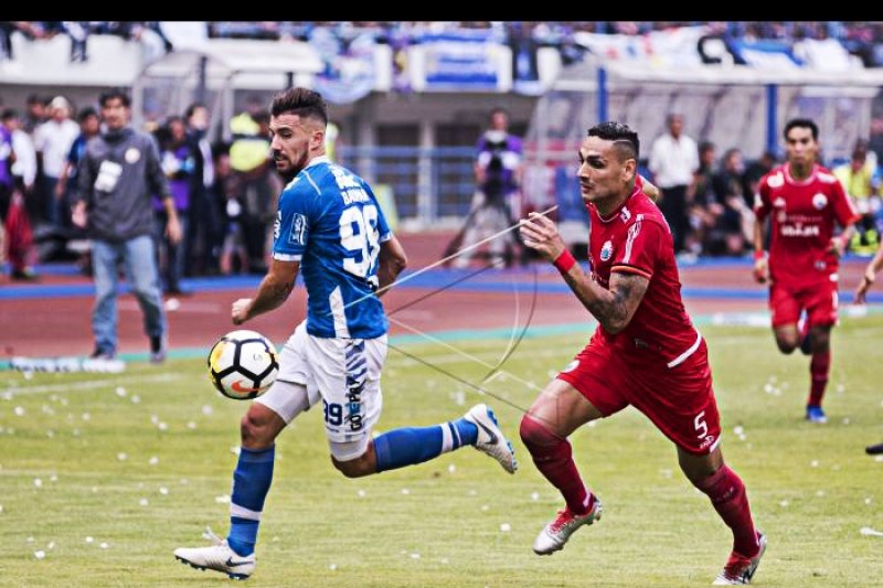Pesepak bola Persib Bandung Jonatan Bauman (kiri) berebut bola dengan pesepak bola Persija Jakarta Jameirson Xavier (kanan) pada pertandingan lanjutan Go-Jek Liga 1 2018 di Stadion Gelora Bandung Lautan Api, Bandung, Jawa Barat, Minggu (23/9/2018). Persib Bandung berhasil mengalahkan Persija Jakarta dengan skor akhir 3-2. (ANTARA FOTO/Novrian Arbi/ama/18)	