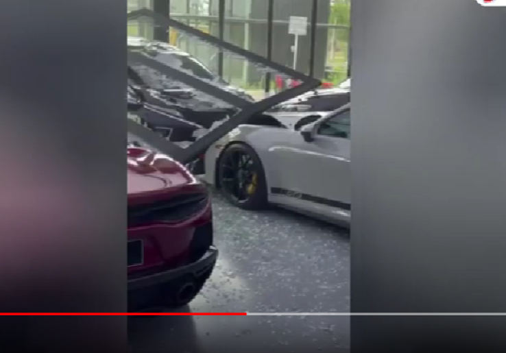 Pengemudi Xpander yang Tabrak Showroom Porsche Jadi Tersangka