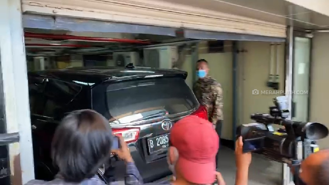 Ketua KPK, Firli Bahuri hindari wartawan, Selasa (8/9). Foto: MP/Ponco