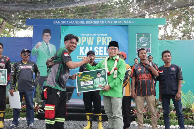 Cak Imin Berikan Bantuan Uang Tunai dan Pangan ke Relawan Karhutla Kalsel