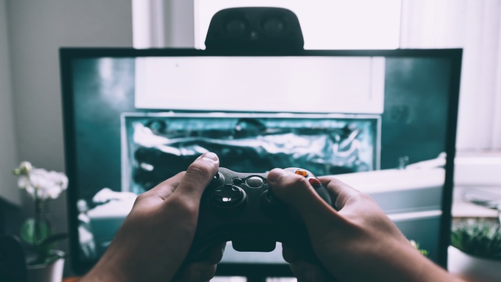 Hampir semua gim online di era sekarang telah mendukung fitur crossplay. (Foto: unsplash/glenncarstenspeters)