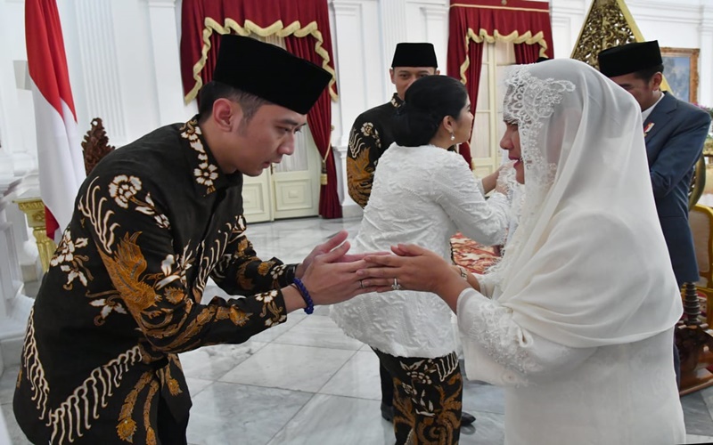 Ibu Iriana Widodo menyalami AHY di Istana Merdeka
