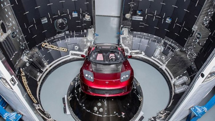 Elon Musk Kirim Tesla Roadster ke Mars