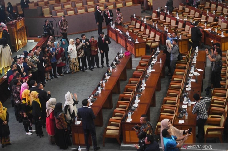 Sejumlah anggota DPR berfoto bersama usai Sidang Paripurna terakhir DPR periode 2014-2019 di Kompleks Parlemen, Senayan, Jakarta, Senin (30/9/2019). Sidang Paripurna itu beragenda mendengarkan pidato pimpinan DPR tentang penutupan masa persidangan dan penutupan masa bakti keanggotaan DPR periode 2014-2019. ANTARA FOTO/Akbar Nugroho Gumay/aww.