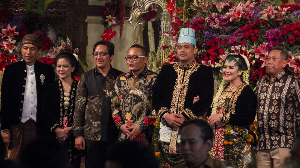 Presiden Joko Widodo (kiri) dan Ibu Negara Iriana Joko Widodo (kedua kiri) berfoto bersama artis pelawak Andre Taulani (tiga kiri), Sule (empat kiri) dan Tukul Arwana (kiri) saat resepsi pernikahan Kahiyang Ayu (kanan) dengan Bobby Nasution (dua kanan) di Gedung Graha Saba, Solo, Jawa Tengah. ANTARA FOTO/Mohammad Ayudha/pd/17.