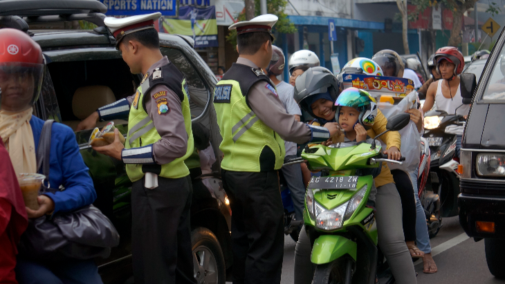 Polisi Temanggung Patroli Sambil Bagikan Takjil