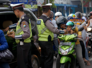 Polisi Temanggung Patroli Sambil Bagikan Takjil