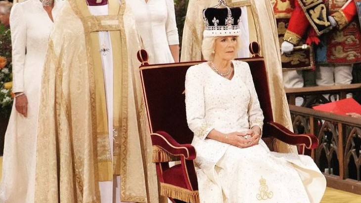 Makna di Balik Pakaian Penobatan Ratu Camilla