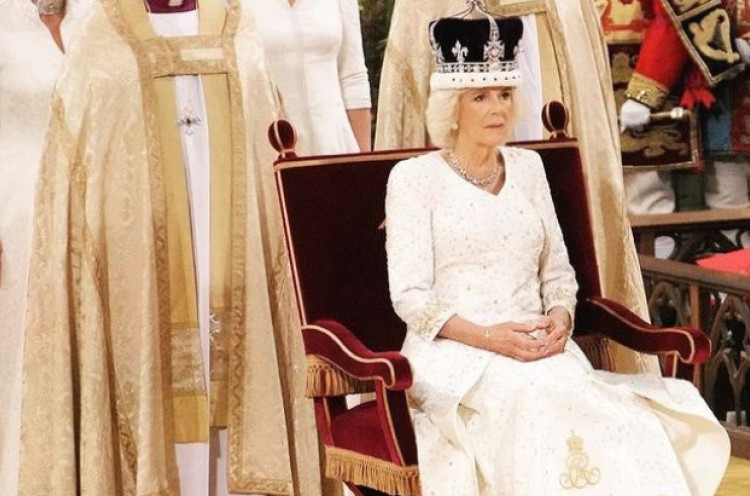 Makna di Balik Pakaian Penobatan Ratu Camilla
