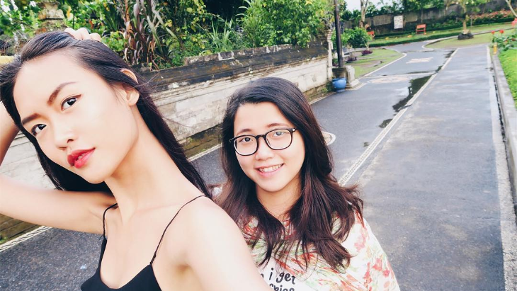 Clara Tan dan sahabat perempuannya