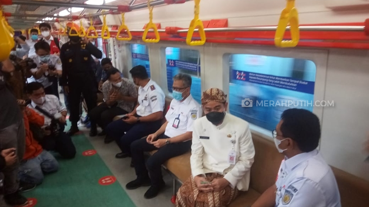 Wali Kota Solo Gibran Rakabuming Raka menjajal KRL Yogyakarta-Solo menggunakan Kartu Multi Trip (KMT) edisi khusus. (MP/Ismail)