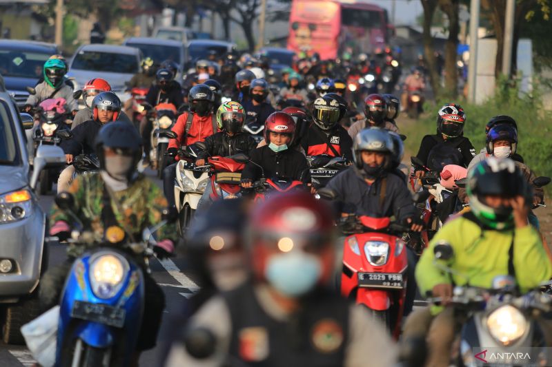 Sejumlah pemudik bersepeda motor yang akan kembali ke Jakarta melintas di jalur Pantura Lohbener, Indramayu, Jawa Barat, Minggu (8/5/2022). Pada H+5 Lebaran, arus balik di ruas jalur Pantura masih terpantau ramai yang didominasi kendaraan roda dua. ANTARA FOTO/Dedhez Anggara/YU