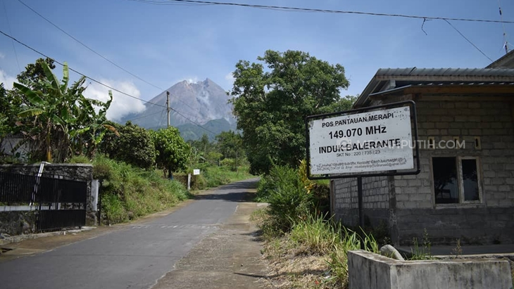   Gunung Merapi Terpantau di Desa Balerante, Kecamatan Kemalang, Kabupaten Klaten, Jawa Tengah, Kamis (5/11). (MP/Ismail)