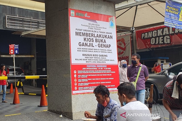 Poster protokol ganjil genap toko di Pasar Tanah Abang, Senin (15/6/2020). (ANTARA/Livia Kristianti)
