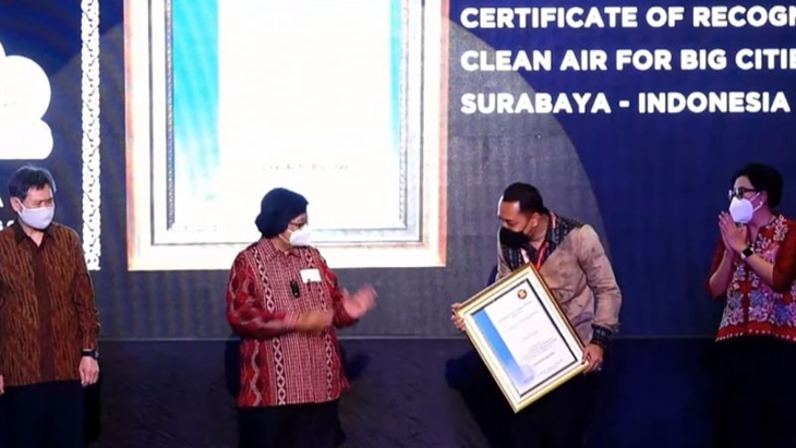 Wali Kota Surabaya Eri Cahyadi saat menerima penghargaan di acara “The 5 ASEAN ESC Award and the 4 Certificate of Recognition” di Jakarta, Kamis (21/10/2021). (FOTO ANTARA/HO-Humas Pemkot Surabaya)