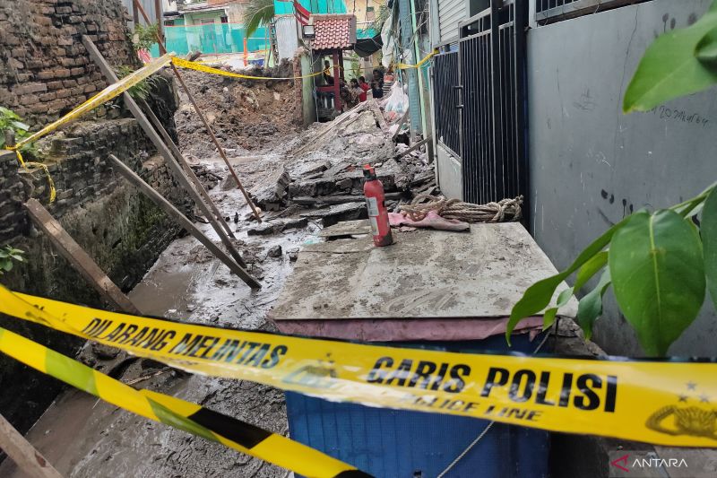 Detik-Detik Tembok Sekolah Ambruk Timpa 4 Motor, Warga Kehilangan Mata Pencaharian dan Tempat Istirahat