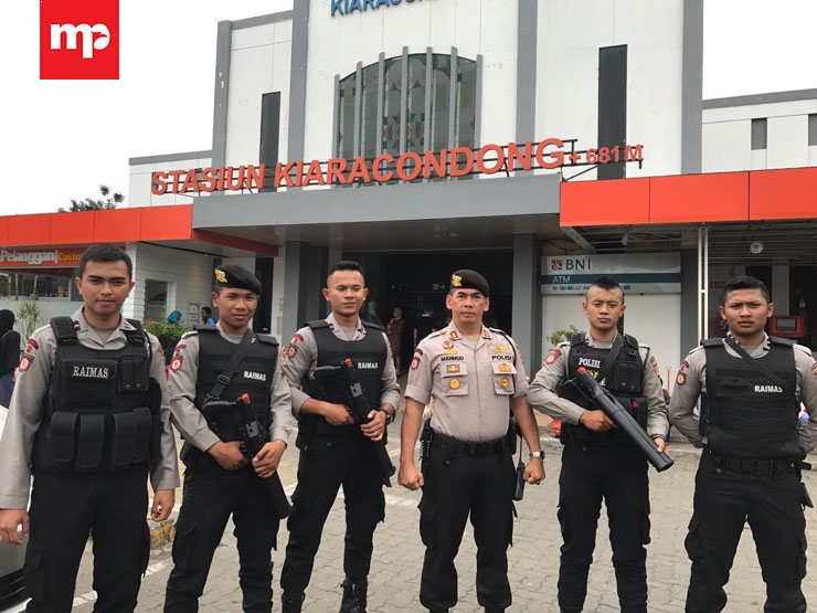 Polisi Bersenjata Lengkap Kawal Kepulangan the Jakmania
