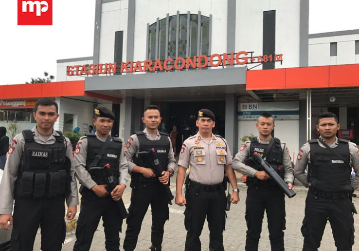 Polisi Bersenjata Lengkap Kawal Kepulangan the Jakmania