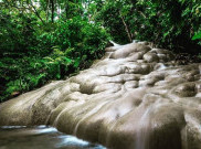 Para Pelancong Bisa Mendaki Air Terjun di Tempat Wisata Ini