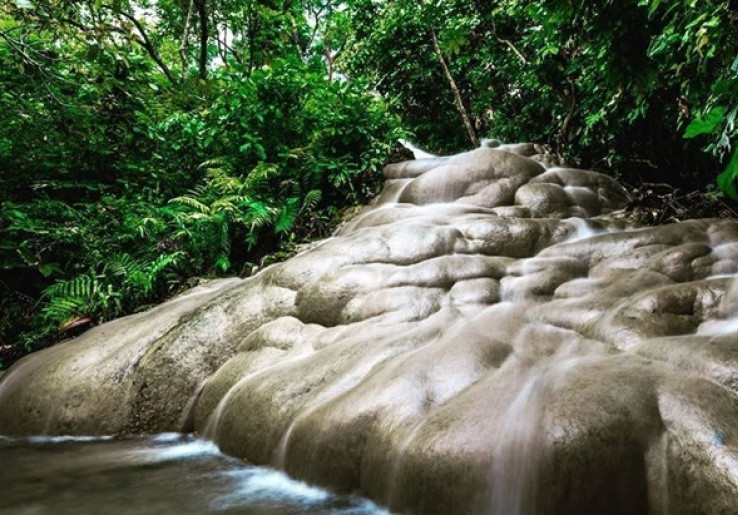 Para Pelancong Bisa Mendaki Air Terjun di Tempat Wisata Ini