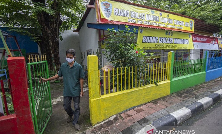 Warga keluar dari gerbang ruang isolasi mandiri bagi warga yang menderita COVID-19 di Kampung Tangguh Jaya RW 9, Johar Baru, Jakarta Pusat, Sabtu (30/1/2021). ANTARA FOTO/Aditya Pradana Putra/aww.