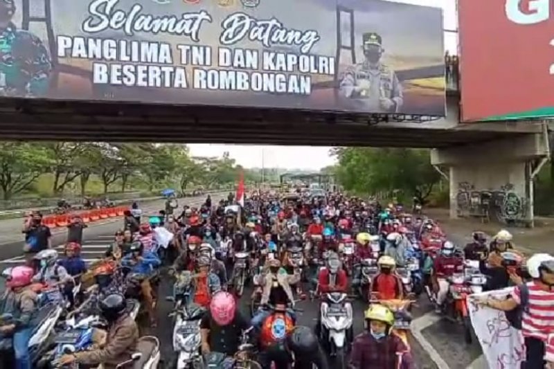 Ribuan warga Madura melakukan aksi unjuk rasa menolak penyekatan Jembatan Suramadu dengan iring-iringan kendaraan bermotor dari Bangkalan menuju Balai Kota Surabaya, Jawa Timur, Senin (21/6/2021). (FOTO ANTARA/HO-Topan-Warga Surabaya)