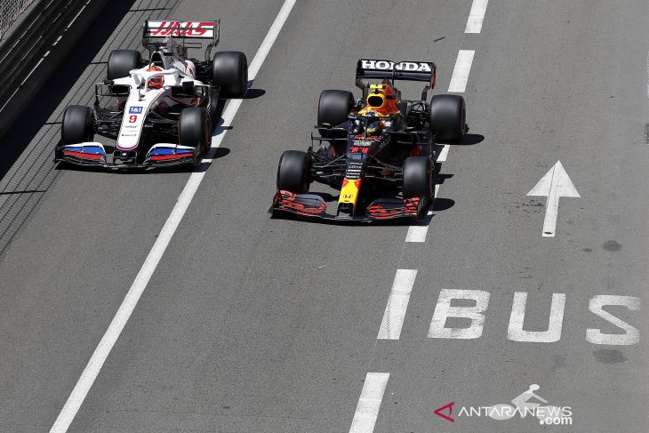 Pembalap Haas Nikita Mazepin dan pembalap Red Bull Sergio Perez beraksi dalam sesi latihan F1 GP Monaco di Circuit de Monaco, Monte Carlo, Monaco, Kamis (20/5/2021). ANTARA FOTO/REUTERS/Eric Gaillard/foc.