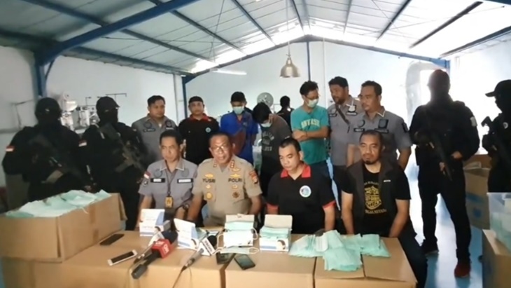 Polisi gerebek pabrik masker palsu yang tidak sesuai dengan standar departemen kesehatan