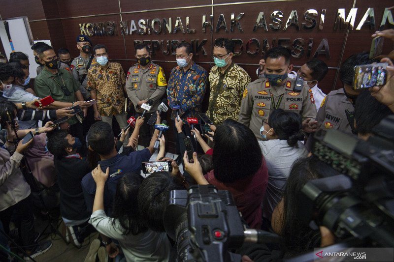Kapolda Metro Jaya Irjen Pol. Fadil Imran (ke-empat kiri) bersama Ketua Komnas HAM Ahmad Taufan Damanik (ketiga kanan) menjawab pertanyaan wartawan usai dimintai keterangan di Menteng, Jakarta, Senin (14/12/2020). ANTARA FOTO/Aditya Pradana Putra/aww.