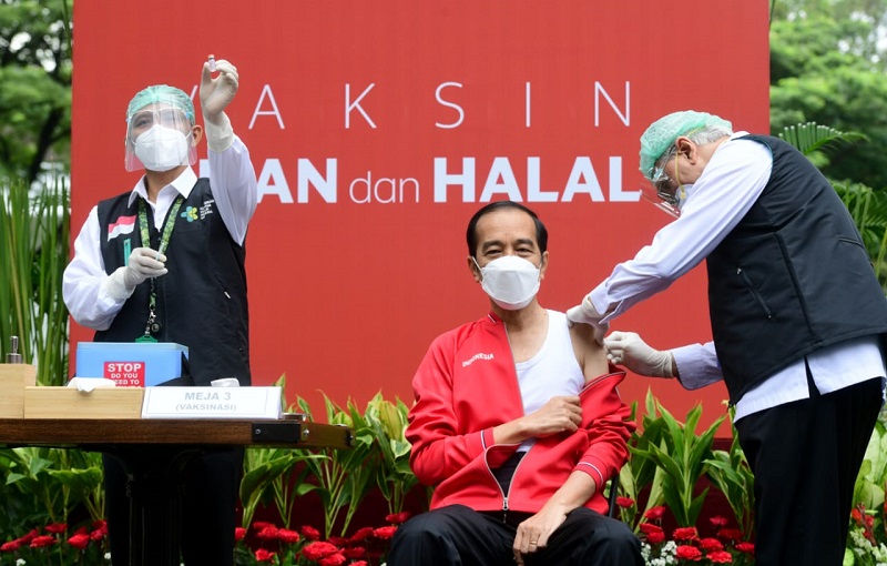 Presiden Jokowi sedang divaksin. (Foto: Tangkapan Layar)
