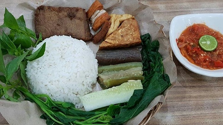 Tiga Jenis Nasi Campur Wajib Dinikmati di Banyuwangi