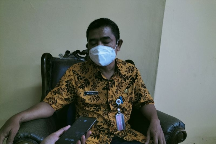 Lurah Duri Kepa Marhali saat ditemui di kantornya, Kamis (28/10/2021) (ANTARA / Walda)