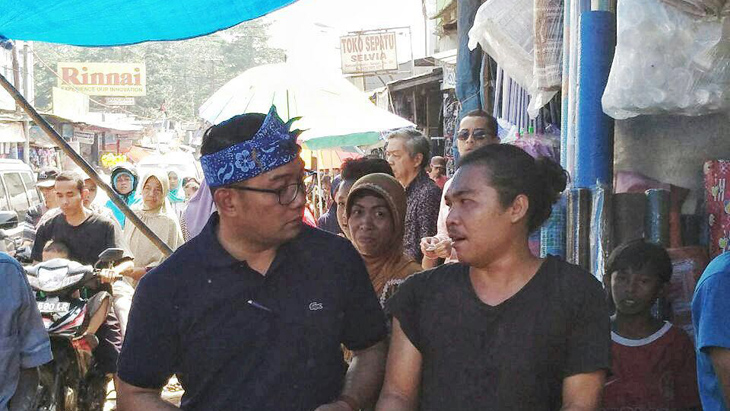 Blusukan ke Pasar Parung, Ridwan Kamil Beli Ikan Asin Sepat