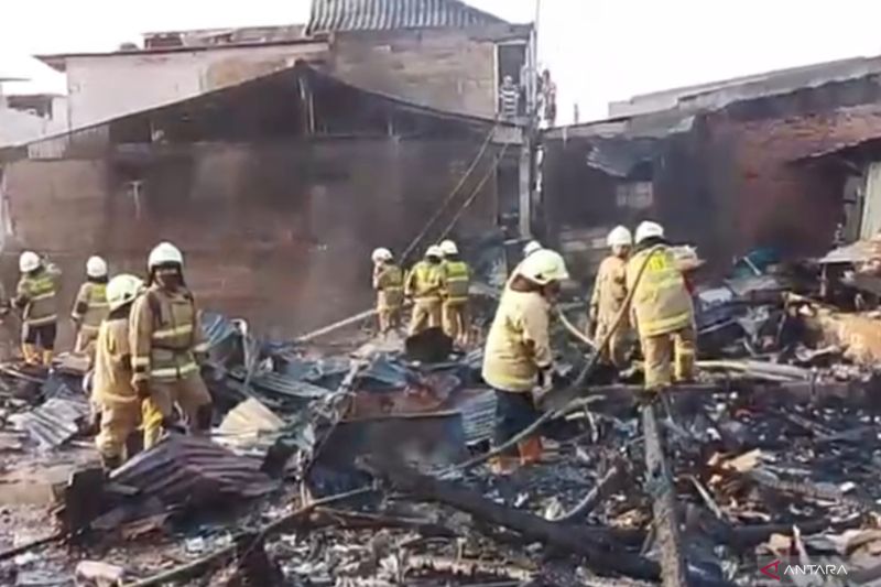 Kebakaran Kejutkan Warga Pondok Kelapa Subuh Tadi, 11 Mobil Damkar Diterjunkan