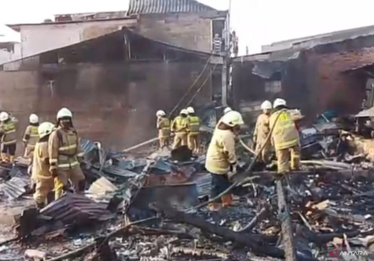 Kebakaran Kejutkan Warga Pondok Kelapa Subuh Tadi, 11 Mobil Damkar Diterjunkan
