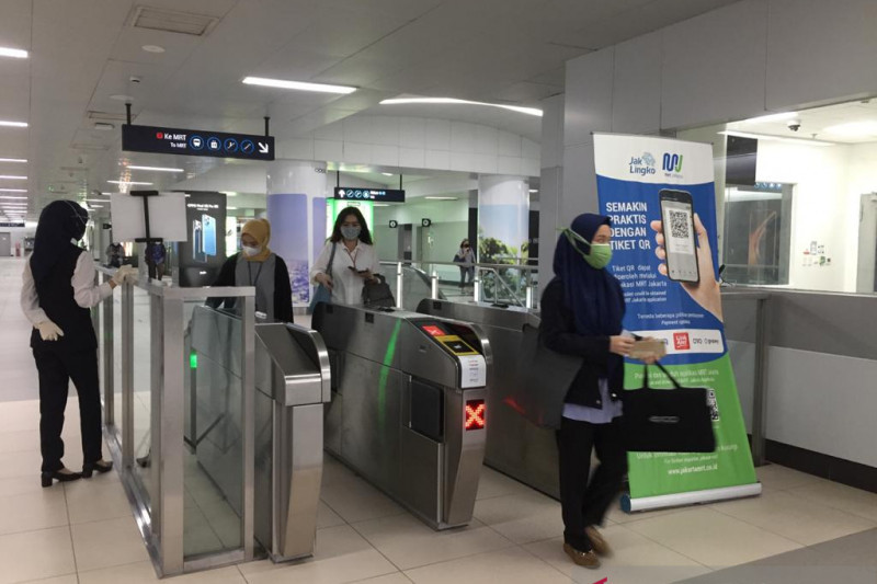 Mobilitas penumpang TransJakarta dan MRT cenderung landai pada Senin pagi, atau hari kerja pertama saat penerapan PPKM Darurat di Stasiun MRT Bundaran Hotel Indonesia, Jakarta, Senin (5/7/2021). ANTARA/Mentari Dwi Gayati/trs.