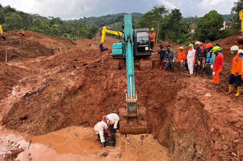 3 Orang Masih Hilang, Tim SAR Perpanjang Operasi Pencarian Korban Longsor di Cilacap