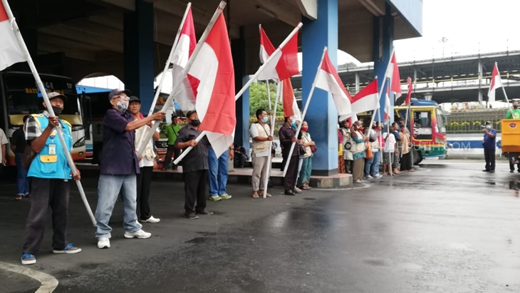 Harkitnas, Ratusan Sopir dan Kondektur Bus Terminal Tirtonadi Kibarkan Merah Putih