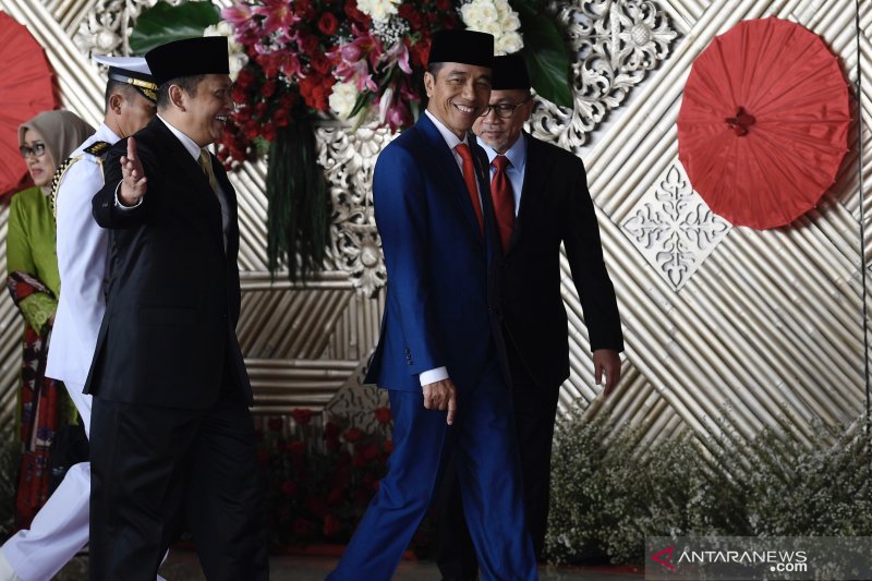 Presiden Joko Widodo (kedua kanan) berjalan bersama Ketua DPR Bambang Soesatyo (ketiga kiri) setibanya di Ruang Rapat Paripurna, Kompleks Parlemen, Jakarta, Jumat (16/8/2019), untuk menghadiri Sidang Tahunan MPR RI. ANTARA FOTO/Puspa Perwitasari/pras.