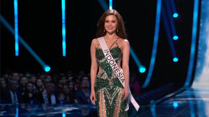 Fabienne Nicole Kenakan Gaun Nusantara di Preliminary Miss Universe 2023