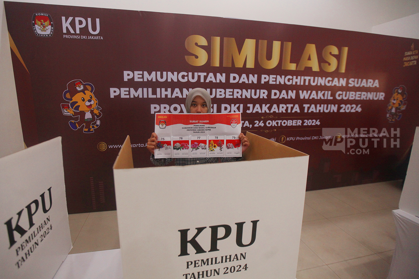 Antusias Warga Ikuti Simulasi Pemungutan Suara Pilkada DKI Jakarta 2024