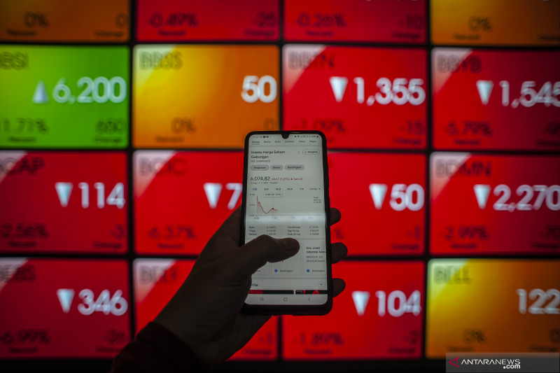 Karyawan memantau pergerakan Indeks Harga Saham Gabungan (IHSG), di Bursa Efek Indonesia, Jakarta. ANTARA FOTO/Aprillio Akbar/aww. (ANTARA FOTO/Aprillio Akbar)
