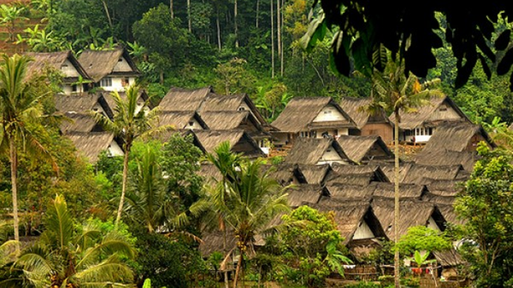 Kampung Naga di Tasikmalaya, Jawa Barat, memiliki 439 anak tangga yang harus dilewati saat akan memasuki kampung adat. (Foto: ANTARA)