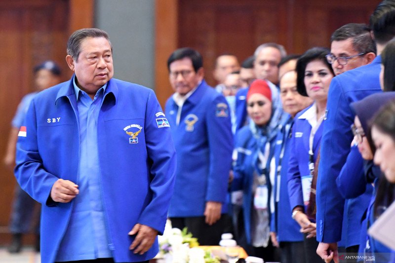 Ketua Majelis Tinggi Partai Demokrat, Susilo Bambang Yudhoyono (kiri) berjalan meninggalkan ruangan usai Kongres V Partai Demokrat di Jakarta, Minggu (15/3/2020). ANTARA FOTO/M Risyal Hidayat/aww. (ANTARA FOTO/M RISYAL HIDAYAT)