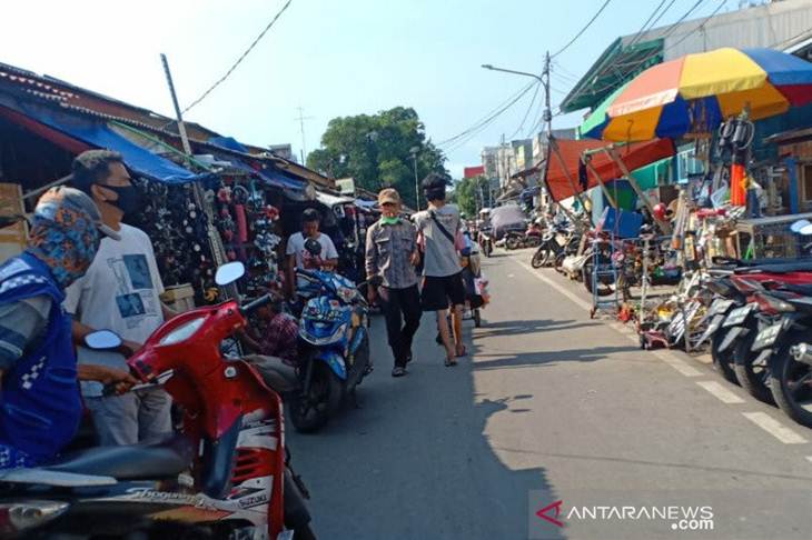 Pasar Poncol di Jakarta yang beroperasi secara normal di masa Pembatasan Sosial Berskala Besar (PSBB), Senin (20/4/2020). (ANTARA/Livia Kristianti)