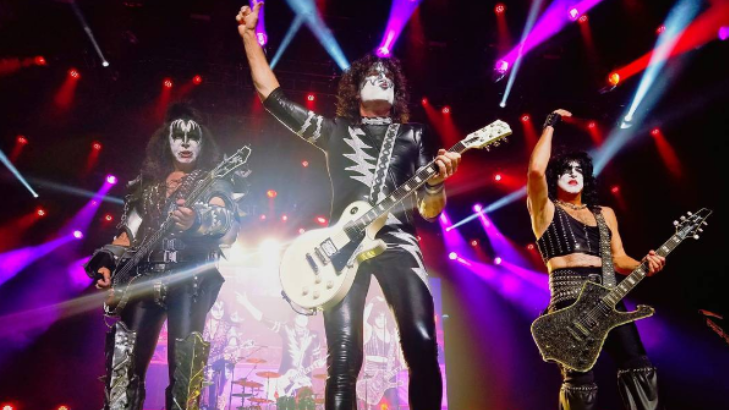 Hentikan Konser Sejenak, KISS Ajak Penonton Hormati Para Veteran